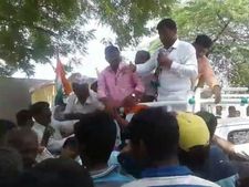 'ನಮ್ಮೂರಿಗೆ ಬರಲೇಬೇಡಿ, ನೀವು ಊಸರವಳ್ಳಿಗಳು'