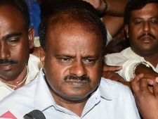 ರೇಷ್ಮೆ ದಿರಿಸಿನಲ್ಲಿ ಕುಮಾರಸ್ವಾಮಿ ಪ್ರಮಾಣವಚನ