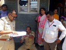 ಮತದಾರರಿಗೆ ಹಂಚಲು ತಂದಿದ್ದ ಸೀರೆ, ಹಣ ವಶ