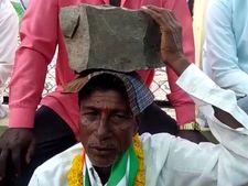  ತಲೆ ಮೇಲೆ ಕಲ್ಲು ಹೊತ್ತು ಪ್ರತಿಭಟನೆ ನಡೆಸಿದ ಶಾಸಕರ ಬೆಂಬಲಿಗ 