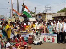ಬಾಗಲಕೋಟೆ: ಒಲೆ ಹಚ್ಚಿ ಪ್ರತಿಭಟನೆ ನಡೆಸಿದ ಮಹಿಳಾ ಕಾಂಗ್ರೆಸ್ 