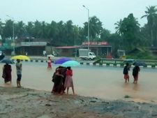 ಉಡುಪಿಯಲ್ಲಿ ವರುಣನ ಆರ್ಭಟ: ಶಾಲೆಗಳಿಗೆ ಮಾತ್ರ ರಜೆ