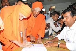 ಮತದಾನ ದಿನ : ಶತಾಯುಷಿ ಶಿವಕುಮಾರ ಸ್ವಾಮೀಜಿ ಅವರಿಂದ ಮತ ಚಲಾವಣೆ