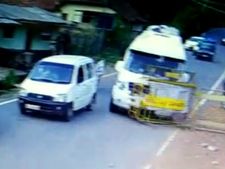 ಬ್ಯಾರಿಕೇಡ್‌ ಮೇಲೆಯೇ ನುಗ್ಗಿದ ವಾಹನ: ಕೂದಲೆಳೆಯಲ್ಲಿ ಪಾರಾದ ಯೋಧರು
