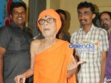 ಮತ ಚಲಾಯಿಸಿ ಅಭ್ಯರ್ಥಿಗಳಿಗೆ ಹಾರೈಸಿದ ಪೇಜಾವರ ಶ್ರೀಗಳು 