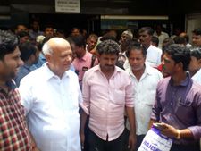 ಗಾಯಗೊಂಡ ವಿದ್ಯಾರ್ಥಿಗಳಿಗೆ ಆರ್ಥಿಕ ನೆರವು ನೀಡಿದ ಎಸ್‌.ಆರ್‌.ಪಾಟೀಲ