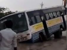  ಭಾರೀ ಮಳೆ, ಬೆಳಗಾವಿಯಲ್ಲಿ ಕೊಚ್ಚಿ ಹೋಗುತ್ತಿದ್ದ ಸರ್ಕಾರಿ ಬಸ್ ಬಚಾವ್ 
