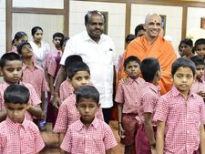  ಒತ್ತಡದ ನಡುವೆಯೂ ಅಂಧ ಮಕ್ಕಳ ಯೋಗಕ್ಷೇಮ ವಿಚಾರಿಸಿದ ಎಚ್ ಡಿಕೆ 