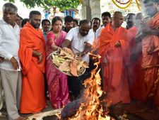 ಚಿತ್ರಗಳು : ಆದಿಚುಂಚನಗಿರಿ ಮಠದಲ್ಲಿ ಕುಮಾರಸ್ವಾಮಿ ವಿಶೇಷ ಪೂಜೆ