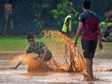 ಮುಂಬೈ ಮಹಾನಗರಿಯಲ್ಲಿ ಆರ್ಭಟಿಸಿದ ಮುಂಗಾರುಮಳೆ: ಇಬ್ಬರು ಬಲಿ