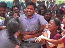 ವಿದ್ಯಾರ್ಥಿಗಳ ಪ್ರೀತಿಗೆ ಕರಗಿದ ಅಧಿಕಾರಿಗಳು, ಶಿಕ್ಷಕನ ವರ್ಗಾವಣೆ ರದ್ದು