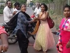  ವೈರಲ್ ವಿಡಿಯೋ :  ನಡು ರಸ್ತೆಯಲ್ಲಿಯೇ ಯುವತಿಗೆ ಮಹಿಳೆಯರಿಂದ ಥಳಿತ