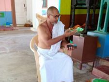 ಮುಳುಗುವ ಭೀತಿಯಲ್ಲಿರುವ ಕಾವೇರಿ ನದಿ ನಡುಗಡ್ಡೆಯಲ್ಲೇ ಉಳಿದ ಸ್ವಾಮೀಜಿ 