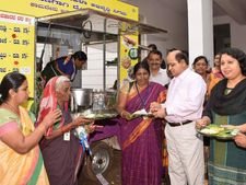 ಧಾರವಾಡ : ಸವಿರುಚಿ ಸಂಚಾರಿ ಕ್ಯಾಂಟೀನ್‌ಗೆ ಚಾಲನೆ 