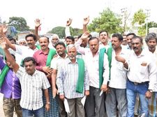 ಜೆಡಿಎಸ್ ಭದ್ರಕೋಟೆ ಮಂಡ್ಯದಲ್ಲೇ ಭುಗಿಲೆದ್ದಿತು ಸಿಎಂ ವಿರುದ್ಧ ಆಕ್ರೋಶ