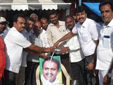 ರೈತರ ಸಾಲ ಮನ್ನಾ ಮಾಡಿದ ಕುಮಾರಣ್ಣನಿಗೆ ಕ್ಷೀರಾಭಿಷೇಕ! 