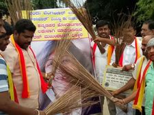 ರಾಮನಗರ : ಕಿರಣ್ ಮಜುಂದಾರ್ ವಿರುದ್ಧ ಪ್ರತಿಭಟನೆ 