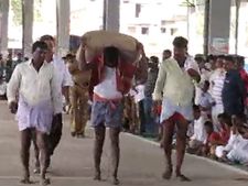ರಾಯಚೂರು: ಭಾರ ಎತ್ತುವ ಸ್ಪರ್ಧೆಯಲ್ಲಿ ಬಂಪರ್ ಬಹುಮಾನ ಪಡೆದ ಹಮಾಲರು