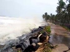 ಭಯ ಹುಟ್ಟಿಸಿದ ಕಡಲ ರಕ್ಕಸ ಅಲೆಗಳು: ಕರಾವಳಿಗರಿಗೆ ಆತಂಕ ಶುರು