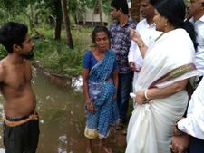  ಜಲಾವೃತ ಪ್ರದೇಶಗಳಿಗೆ ಭೇಟಿ ಕೊಟ್ಟು ಜನರಿಗೆ ಧೈರ್ಯ ತುಂಬಿದ ಜಯಮಾಲಾ 