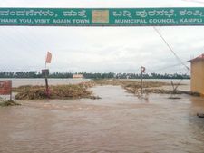 ತುಂಗಭದ್ರೆಯಿಂದ ಹರಿದ ನೀರು, ಮುಳುಗಿದ 60 ವರ್ಷ ಹಳೆಯ ಕಂಪ್ಲಿ ಸೇತುವೆ