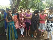  ಕೇರಳದಲ್ಲಿ ಹೆತ್ತವರ ಗೋಳು ನೋಡಿ ಕರ್ನಾಟಕದಲ್ಲಿ ಕಣ್ಣೀರಿಟ್ಟ ಮಕ್ಕಳು 