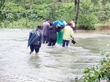 ಕೊಡಗು : ತುಂಬಿ ಹರಿವ ನದಿಯಲ್ಲೇ ಹೆಣಹೊತ್ತು ಸಾಗಿದರು
