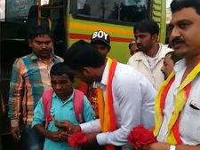 ಉತ್ತರ ಕರ್ನಾಟಕ ಬಂದ್ ವಿರೋಧಿಸಿ  ಕನ್ನಡಪರ ಸಂಘಟನೆಗಳಿಂದ ಹೂ ವಿತರಣೆ