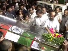 ಕರುಣಾನಿಧಿ ಅಂತಿಮ ದರ್ಶನ ಮಾಡಿದ ರಜನೀಕಾಂತ್, ಪಳನೀಸ್ವಾಮಿ