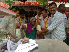 ಬೊಂಬೆನಗರಿಯಲ್ಲಿ ಗಿಡಗಳನ್ನು ಕೊಟ್ಟು ದೇಣಿಗೆ ಸಂಗ್ರಹಿಸಿದ ಸಾಲುಮರದ ತಿಮ್ಮಕ್ಕ