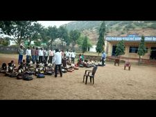ಬೆಳಗಾವಿ: ಬಯಲಲ್ಲಿ ಕೂತು ಪಾಠ ಕೇಳುತ್ತಿರುವ ಸರ್ಕಾರಿ ಶಾಲೆ ಮಕ್ಕಳು