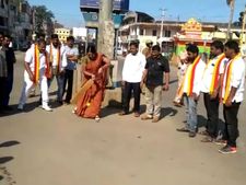 ಭಾರತ್ ಬಂದ್: ಚಿಕ್ಕಮಗಳೂರಿನ ರಸ್ತೆಯಲ್ಲಿಯೇ ಕ್ರಿಕೆಟ್ ಆಡಿ ಪ್ರತಿಭಟನೆ