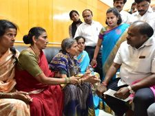 ಮಂಡ್ಯ : ರೈತ ನಂದೀಶ್ ಕುಟುಂಬಕ್ಕೆ ಪರಿಹಾರ ವಿತರಿಸಿದ ಸಿಎಂ 