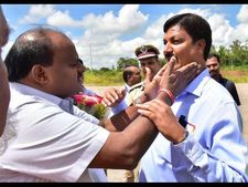 ರಮೇಶ್ ಕೆನ್ನೆ ಸವರಿದ ಸಿಎಂ, ಅಕ್ಕ ಪಕ್ಕ ಕುಳಿತ ಸತೀಶ್-ಲಕ್ಷ್ಮಿ ಹೆಬ್ಬಾಳ್ಕರ್