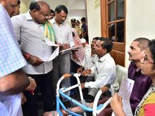ಹಿರಿಯಣ್ಣನಂತೆ ವಿಕಲಚೇತನರ ಅಹವಾಲು ಆಲಿಸಿದ ಕುಮಾರಣ್ಣ 