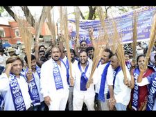 ಜೀತ ಪದ್ಧತಿ ಆರೋಪಿಗಳನ್ನು ಗಡಿಪಾರು ಮಾಡಲು ಆಗ್ರಹಿಸಿ ಪ್ರತಿಭಟನೆ 
