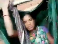 ರಸ್ತೆಯಲ್ಲೇ ಹೆರಿಗೆ: ವಿಡಿಯೋವಾದರೂ ಅಧಿಕಾರಿಗಳ ಮನಕಲಕಲಿ!  