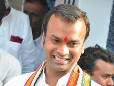 ಮಾತು ಕೇಳದಿದ್ದರೆ ಅಧಿಕಾರಿಗಳಿಗೆ ಒದಿತೀನಿ ಎಂದ ಜ್ಯೂನಿಯರ್ ಖರ್ಗೆ