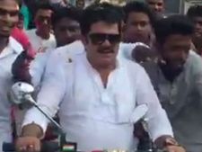 ಸಚಿವ ಜಮೀರ್ ಹೆಲ್ಮೆಟ್ ಇಲ್ಲದೇ ತ್ರಿಬಲ್ ರೈಡ್: ನಾವಾದ್ರೆ ಸುಮ್ನೆ ಬಿಡ್ತಾ ಇದ್ರಾ? 