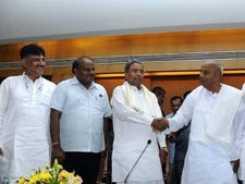 'ದೇವೇಗೌಡ, ಸಿದ್ದರಾಮಯ್ಯ ರಾಜ್ಯದ ಜನರ ದಾರಿ ತಪ್ಪಿಸುತ್ತಿದ್ದಾರೆ'