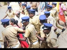 ಅಯ್ಯಪ್ಪನ ಸನ್ನಿಧಾನ ರಣಾಂಗಣ, ಮೊದಲ ದಿನ ಸಂಪ್ರದಾಯವಾದಿಗಳ ಮೇಲುಗೈ