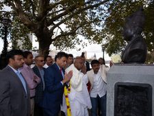 ಲಂಡನ್ ನ ಬಸವಣ್ಣನ ಪುತ್ಥಳಿಗೆ ಎಚ್ ಡಿ ದೇವೇಗೌಡರಿಂದ ನಮನ