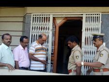  ಮಳವಳ್ಳಿಯಲ್ಲಿ ಗ್ರಾಮ ಲೆಕ್ಕಾಧಿಕಾರಿ ಮನೆಗೆ ಕನ್ನ ಹಾಕಿದ ಕಳ್ಳರು!