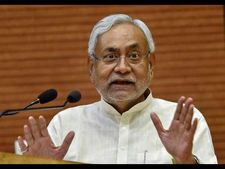 ನಿತೀಶ್ ಸರಕಾರದ ವಿರುದ್ಧ ಕಣ್ಗಾವಲಿನ ಆರೋಪ ಮಾಡಿದ ಲಾಲೂ ಮಗ, ಹೆಂಡತಿ
