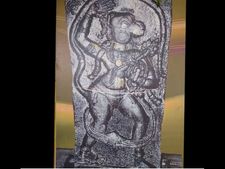 ಮಹಾಪೂಜೆ ಮುಗಿಯುತ್ತಿದ್ದಂತೆಯೇ ಭಕ್ತರಿಗೆ ನಿಜರೂಪ ದರ್ಶನ ನೀಡಿದ ಹೊಳೆ ಆಂಜನೇಯ 