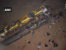 ಕೋಣಕ್ಕೆ ಡಿಕ್ಕಿಯಾಗಿ ನದಿಗೆ ಬಿದ್ದ ಬಸ್: ಕನಿಷ್ಠ 12 ಮಂದಿ ಸಾವು
