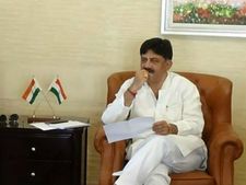 ಜಾರಕಿಹೊಳಿ ದೊಡ್ಡವರು, ಅವ್ರ ಬಗ್ಗೆ ಮಾತಾಡಲ್ಲ ಎಂದು ಡಿಕೆಶಿ ಟಾಂಗ್ 