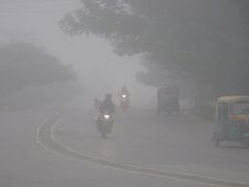  ಹೊಸ ಅನುಭೂತಿ ನೀಡಿದ ಸಂಕೇಶ್ವರದ ಚಳಿಗಾಲದ ದಟ್ಟ ಮಂಜು