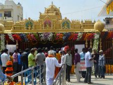 ತೆರೆದ ಹಾಸನಾಂಬ ದೇವಾಲಯ ಬಾಗಿಲು, ಭಕ್ತಾದಿಗಳ ನೂಕು-ನುಗ್ಗಲು