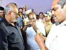 ಬೀದರ್: ಕಬ್ಬು ತಿಂದು, ರೈತರ ಕಷ್ಟ-ಸುಖ ಕೇಳಿದ ಕುಮಾರಸ್ವಾಮಿ